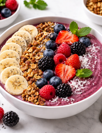 berry breakfast smoothie bowl